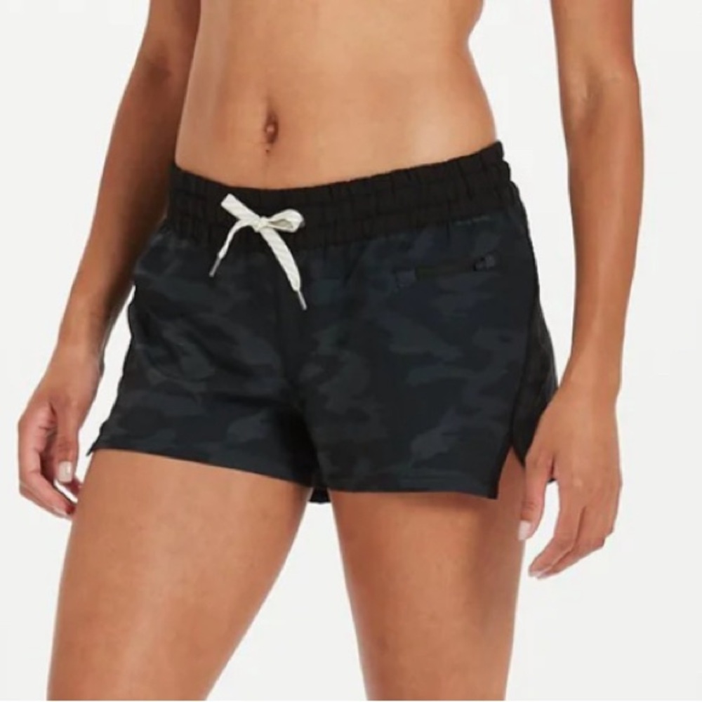 Vuori Clementine Shorts Black Camo